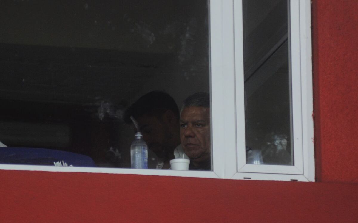 El Chiqui Tapia como hincha, en la visita de Talleres a Barracas Central