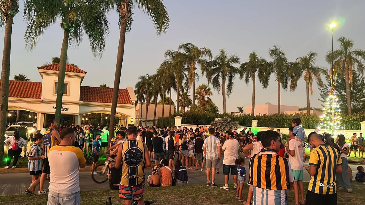 Grandes y chicos fueron con sus camisetas de la Academia a hacer la vigilia para ver al ex Real Madrid.