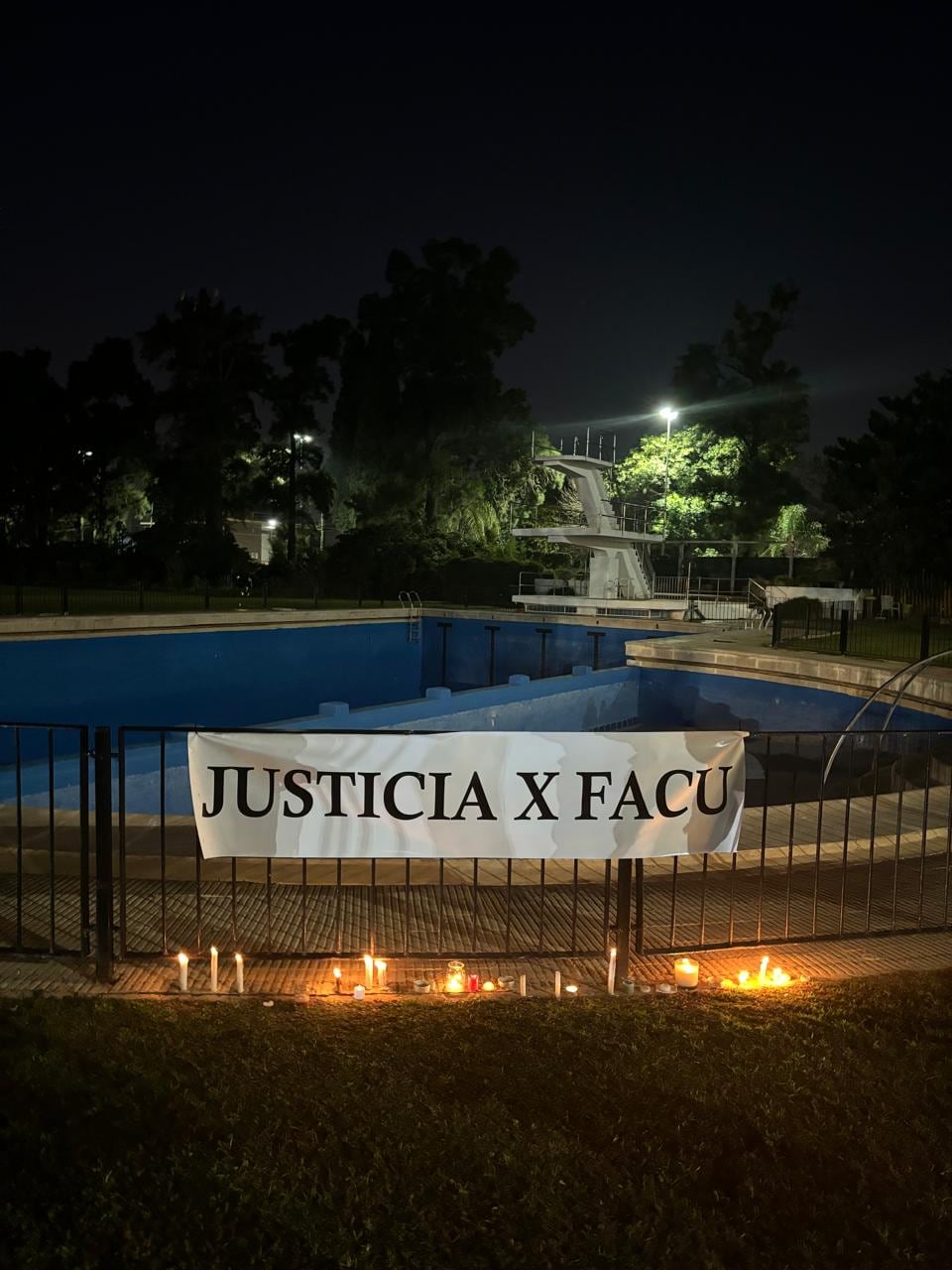 La familia de la víctima y sus amigos se reunieron y prendieron velas en el sitio del ahogamiento.