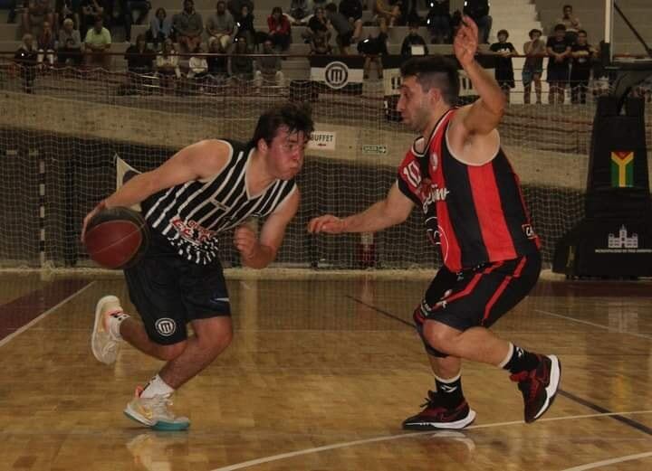 Blanco y Negro de Coronel Suarez derrotó de visitante a Argentino Junior por 71 a 60 y forzó un tercer y definitivo partido para consagrar al campeón del Torneo Oficial.