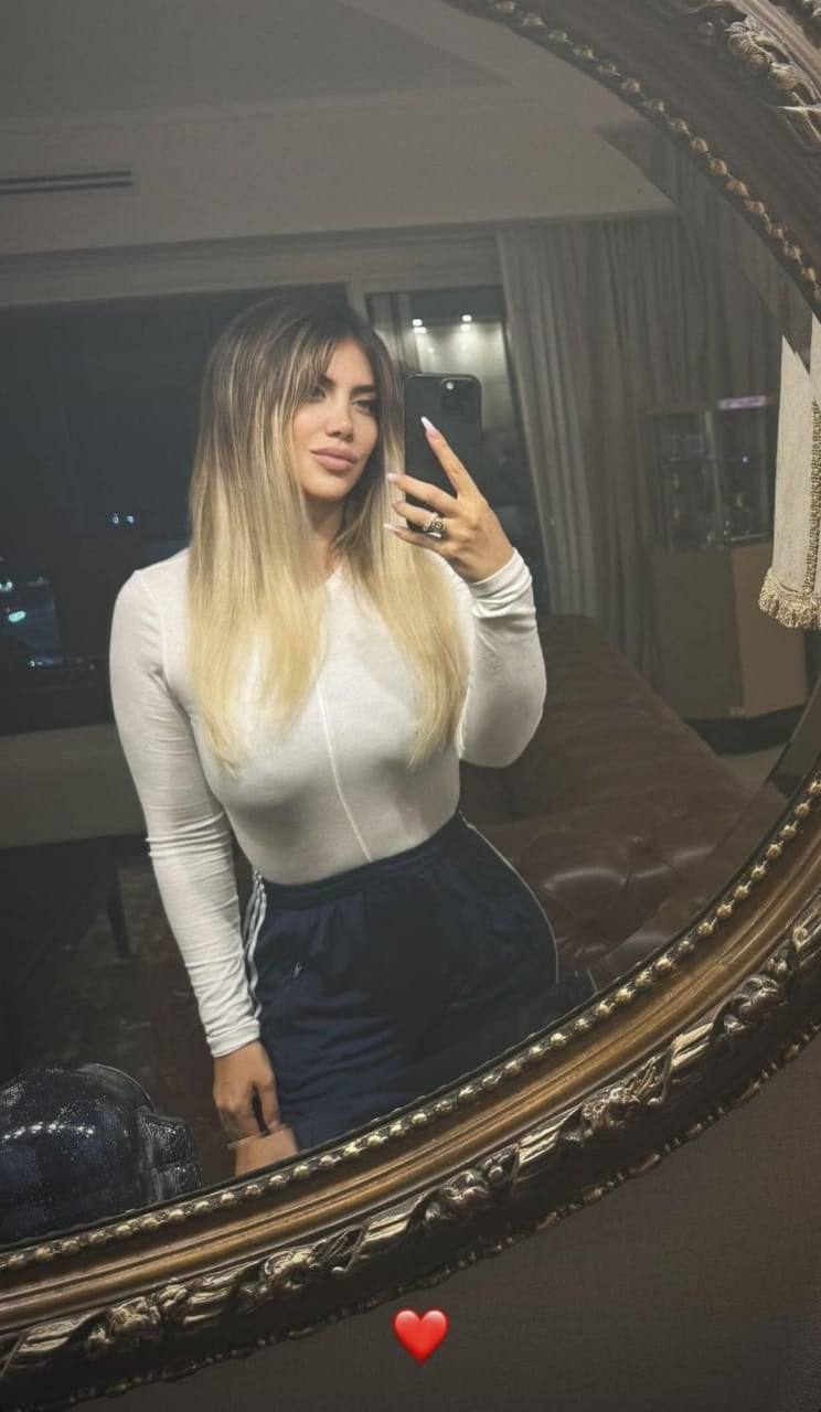 Wanda Nara miró a cámara y encendió Instagram con un body mega escotado y transparencias