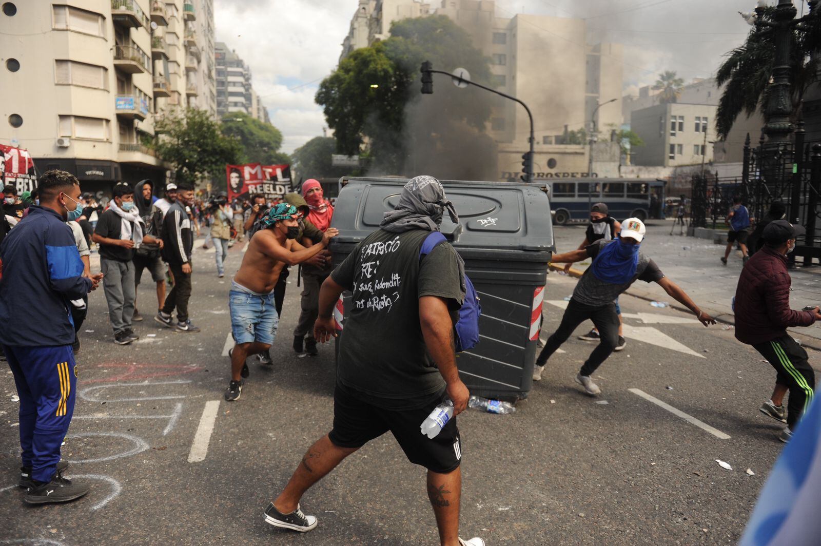 Incidentes afuera del Congreso: mientras se debate el acuerdo con el FMI.