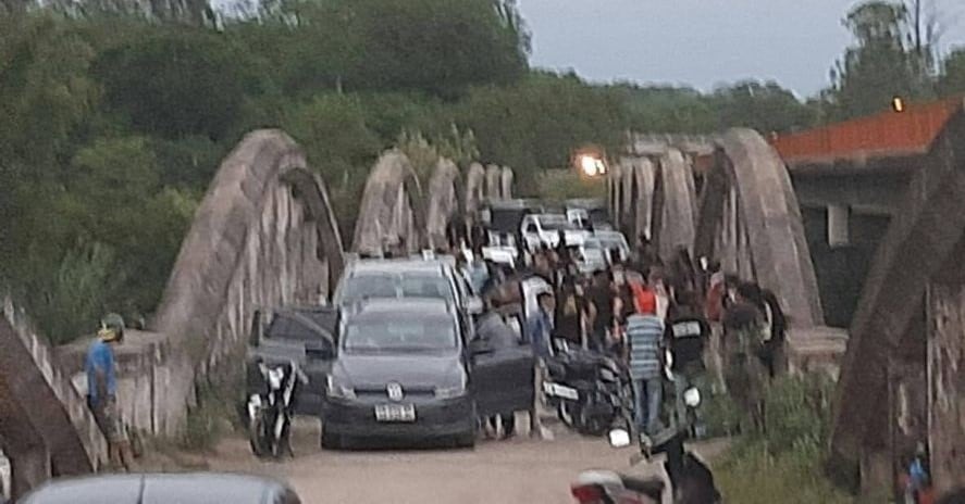 Decenas de jóvenes se habían congregado en el acceso sur a San Pedro de Jujuy, improvisando una "juntada" sin observar las medidas de seguridad.