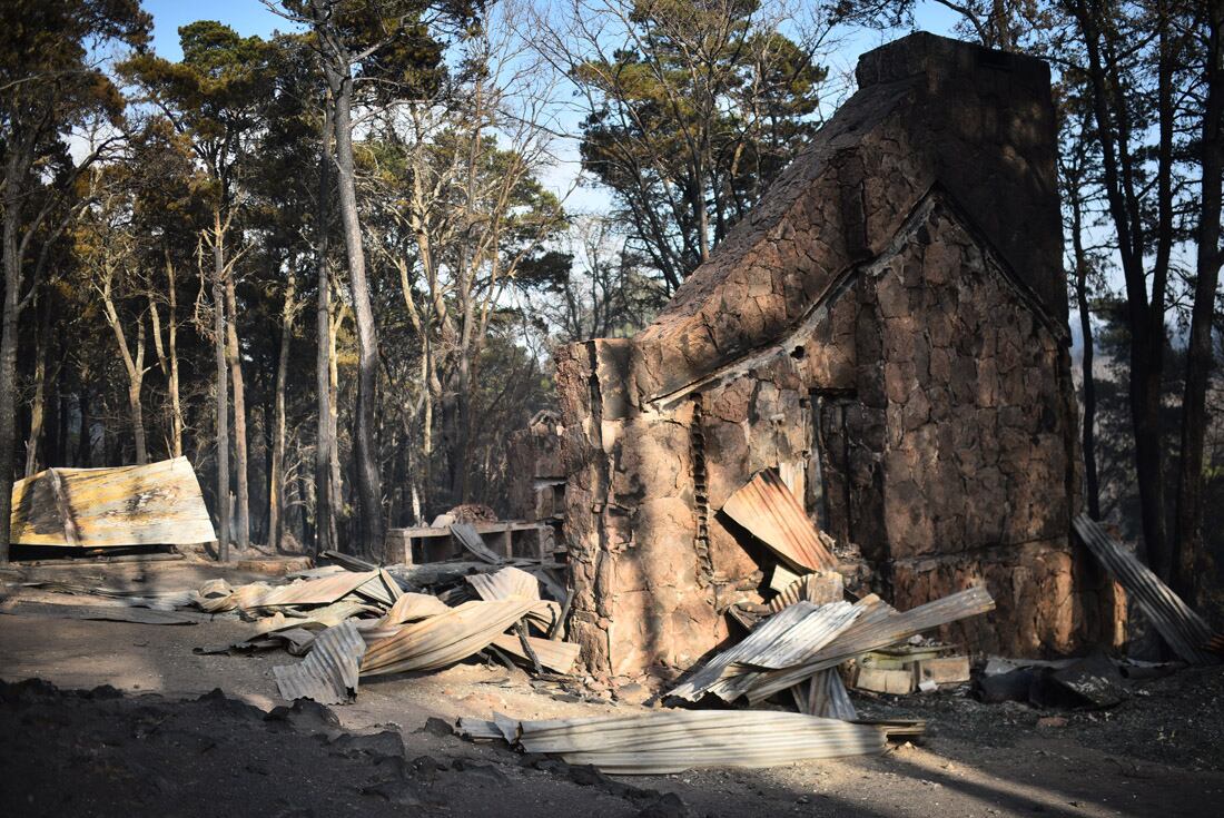 El complejo Potrerillo, cerca de Potrero de Garay, fue el epicentro de uno de los incendios más devastadores que se recuerden en Córdoba. En ese lugar se prendieron fuego y quedaron consumidas unas 50 cabañas, de las 80 casas que fueron arrasadas por los diferentes focos. (Pedro Castillo)