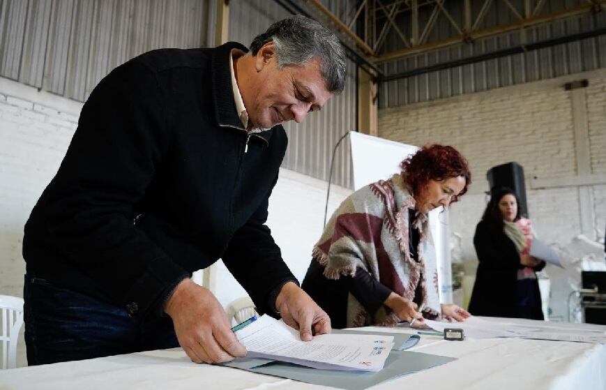 El intendente de Las Heras Daniel Orozco y  Andrea Molina -presidente del directorio del EPRE- firmaron el convenio que busca promover la eficiencia energética