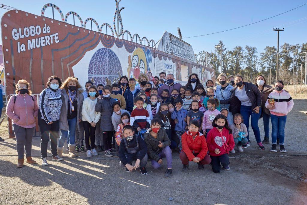 El intendente Benedetti llevó a chicos al circo