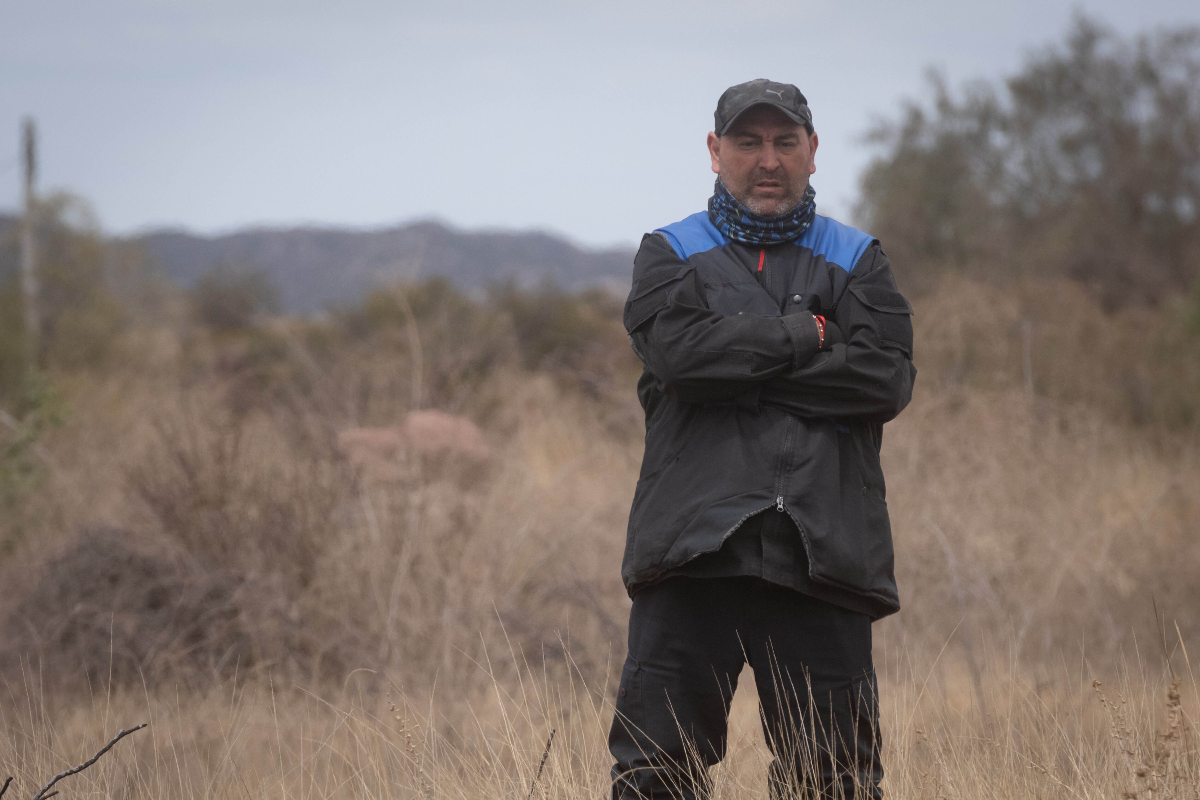 El investigador rionegrino Marcos Herrero, cuando empezó a buscar  rastros en El Challao de Abigaíl Carniel (18), la joven desaparecida el 15 de abril pasado.