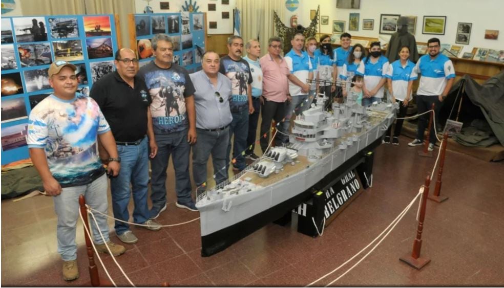 La maqueta del Crucero A.R.A "General Belgrano" está hecha a mano, con cartón reciclado y pintada con el código de pintura original del crucero.