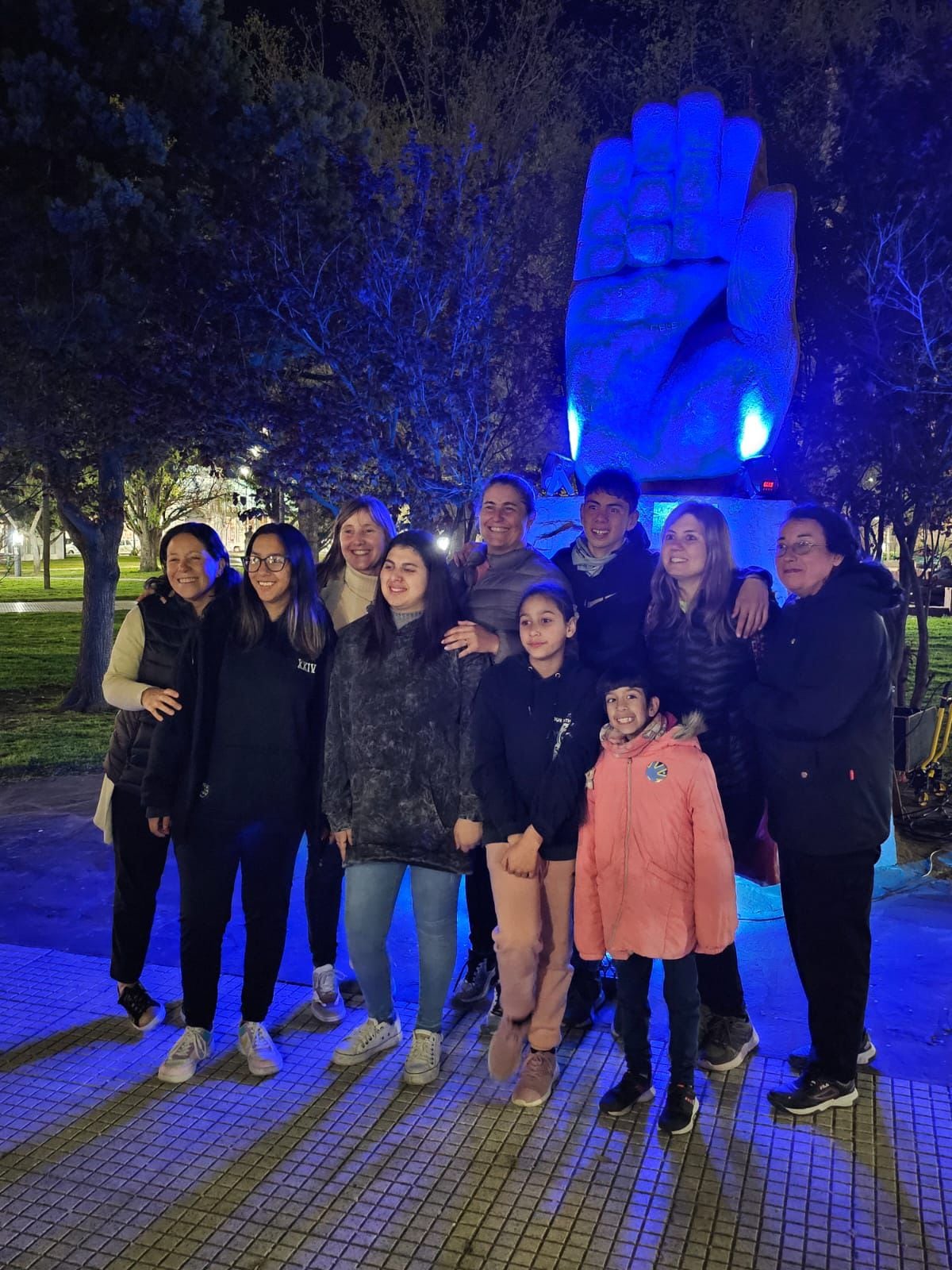 En el Día Internacional de la lengua de Señas iluminaron de azul el Monumento al Amigo