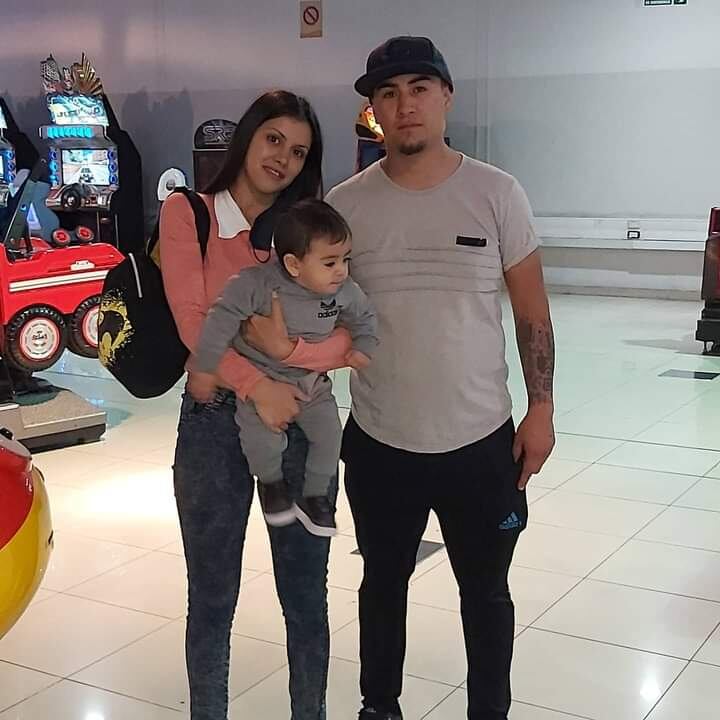 Álvaro junto a su pareja y su hijo.