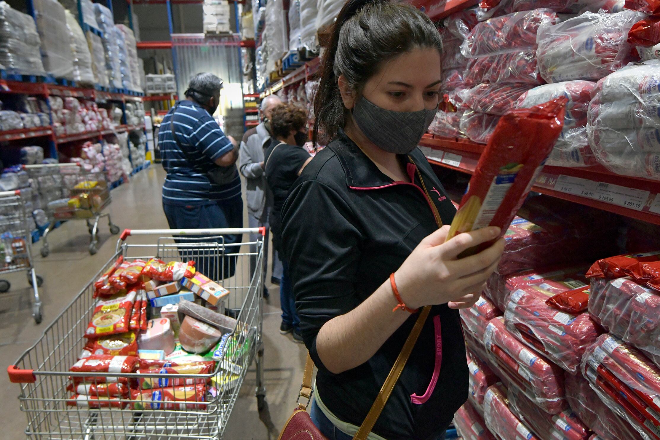 Según el INDEC, la canasta básica familiar asciende a  $36.019 por persona. Foto: Orlando Pelichotti/Los Andes.