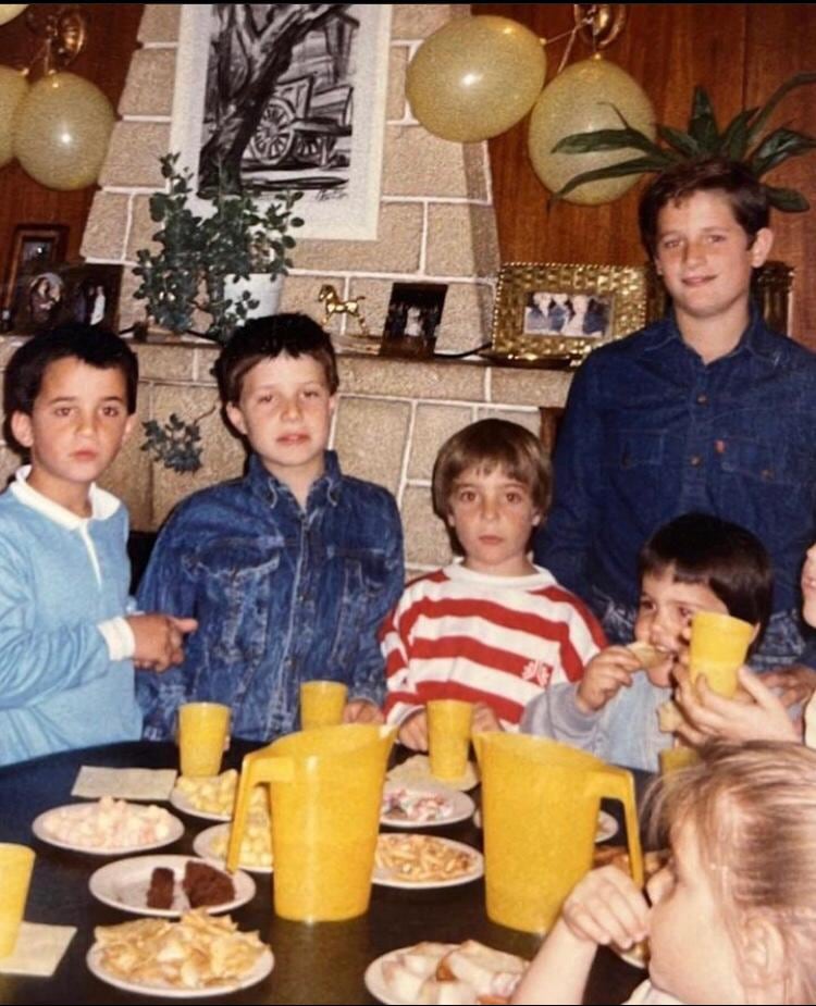 Darío Barassi compartió en redes esta tierna foto de su infancia en San Juan. Se lo puede ver sentado en la mesa, del lado derecho, comiendo papas fritas.