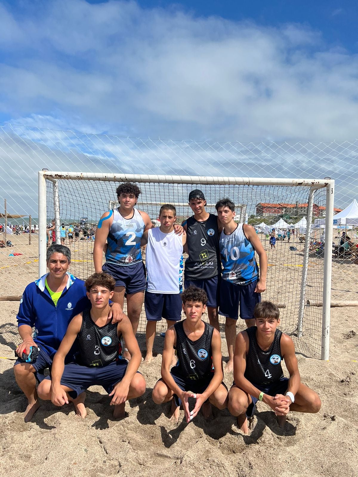 Hay equipo de playa presente en masculino y femenino.