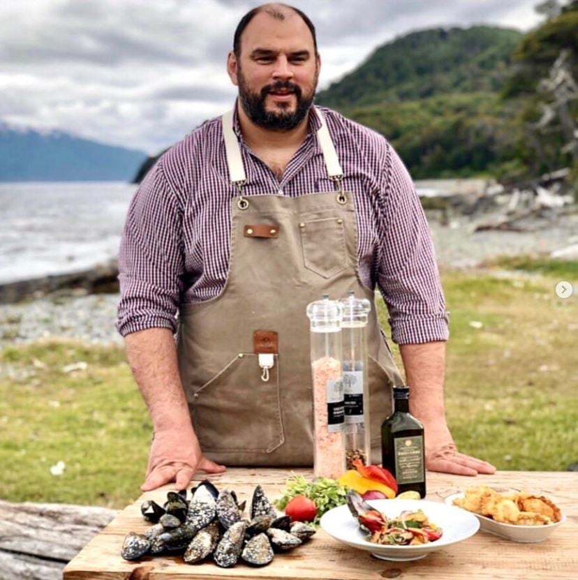 El chef nacido en Azul, provincia de Buenos Aires, se radicó en Ushuaia en 2015. Desde entonces, se enamoró de los sabores fueguinos y en cada plato combina los ingredientes que permiten reconocer cada lugar de la provincia. 