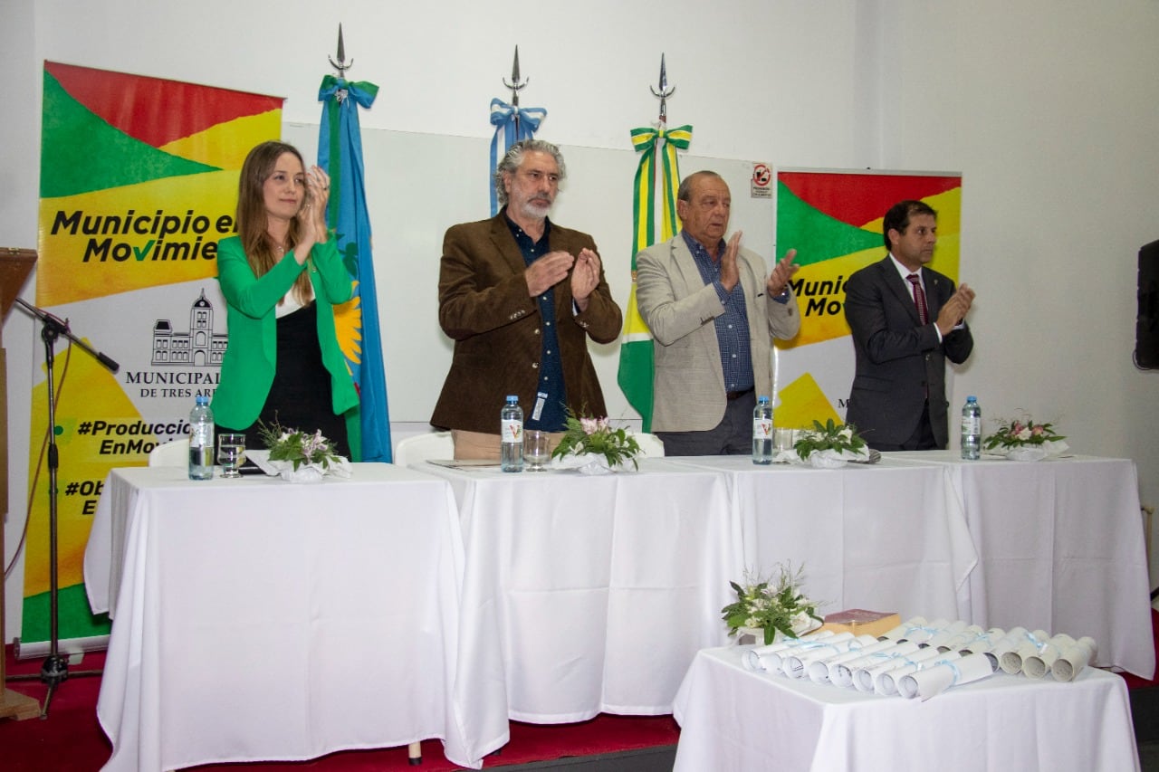 Acto de Colación de Grado y Entrega de Diplomas en el Centro Regional de Estudios Superiores de Tres Arroyos