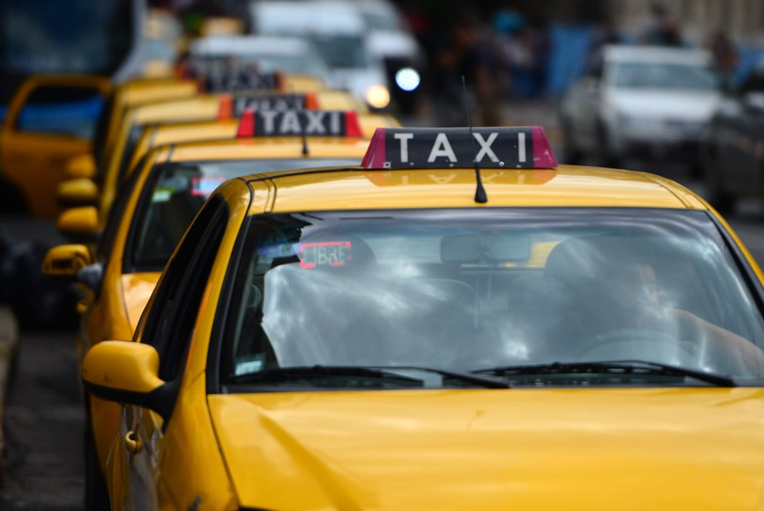 Preocupa la falta de taxis durante la noche de Rosario.