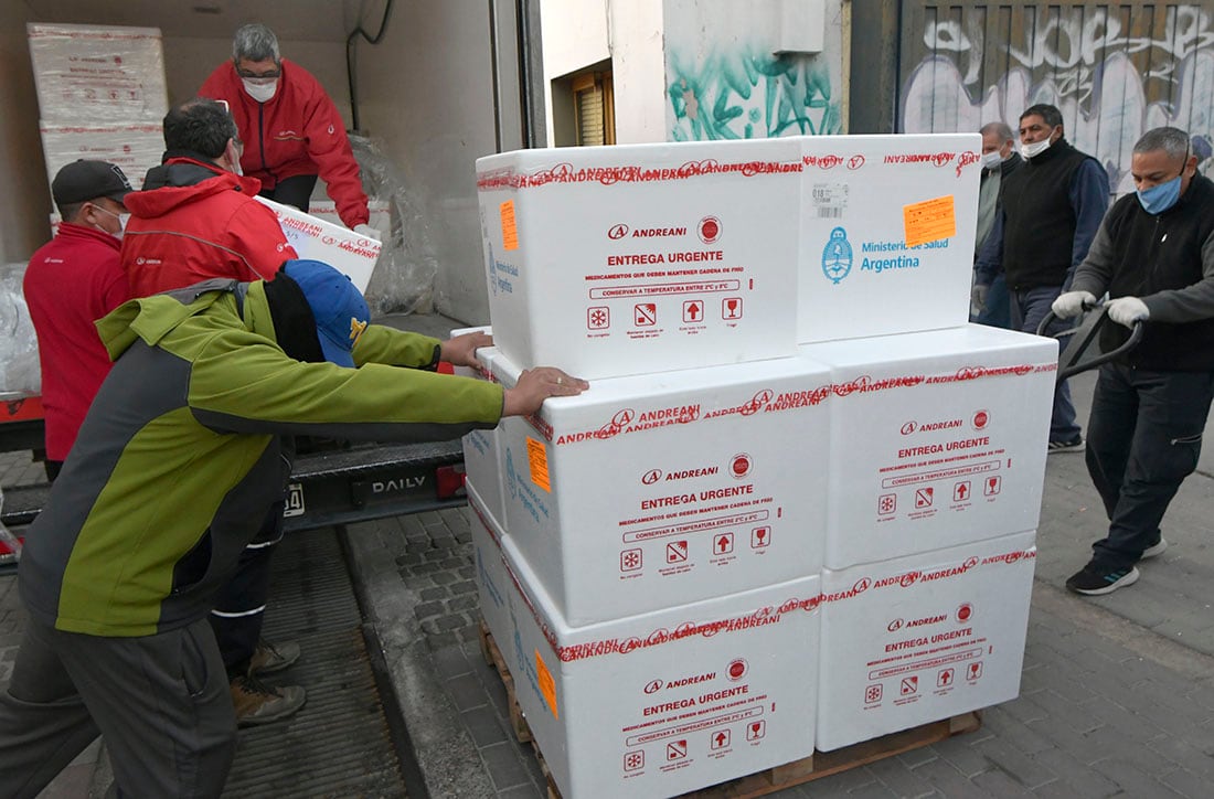 Mendoza 03 Junio de 2021  Sociedad
Arribo de Vacuna AstraZeneca.
Histórica recepción de  vacunas contra Covid 19,  en el Vacunatorio Central de Ciudad


Foto: Orlando Pelichotti/ Los Andes
