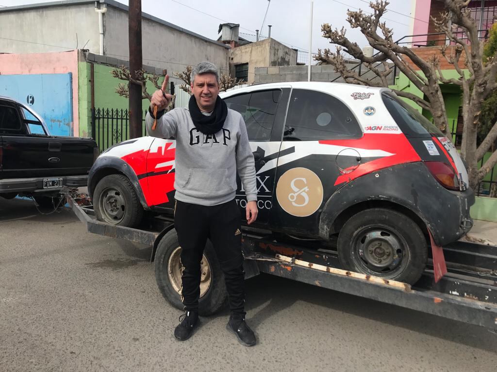 Edgardo, junto al Ford Ka de la división N/2 que se compró para arrancar como piloto. Lo navegará Daniel Hernández.