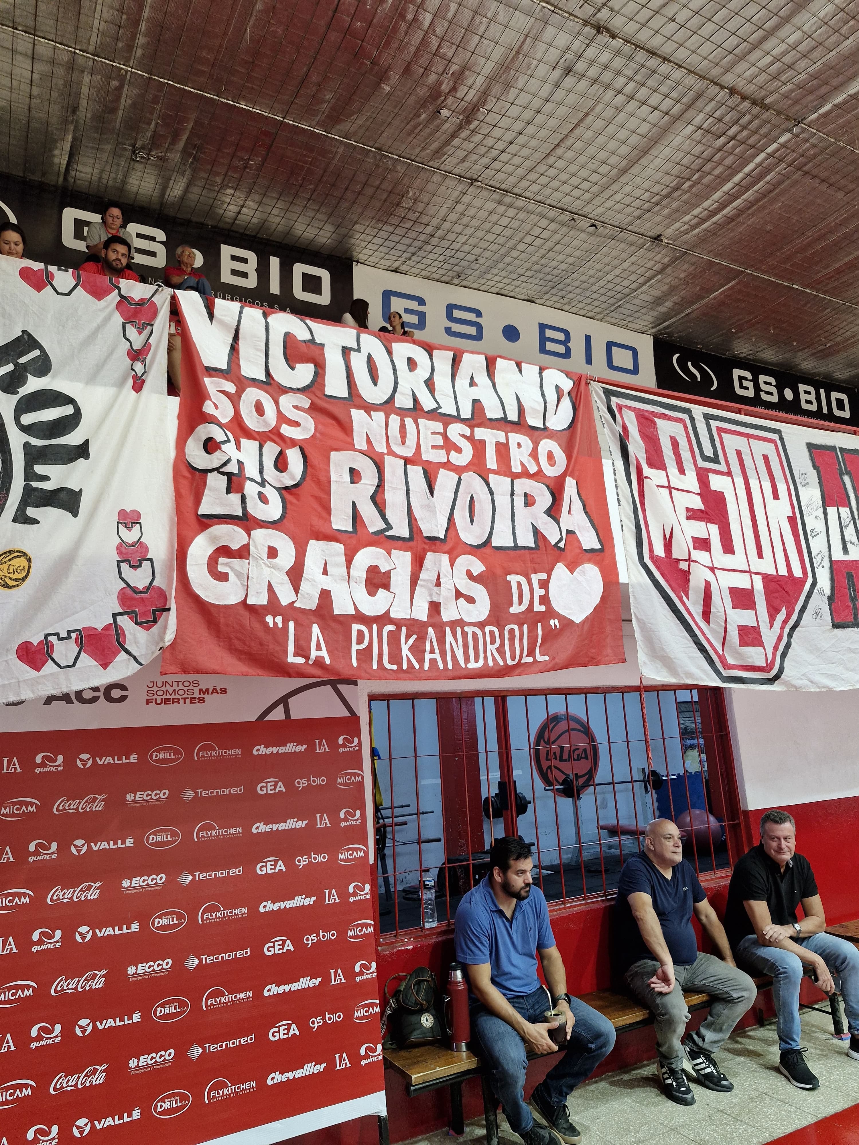 La bandera en el Sandrín dedicada a Lucas Victoriano, comparando con el "Chulo" Rivoira.