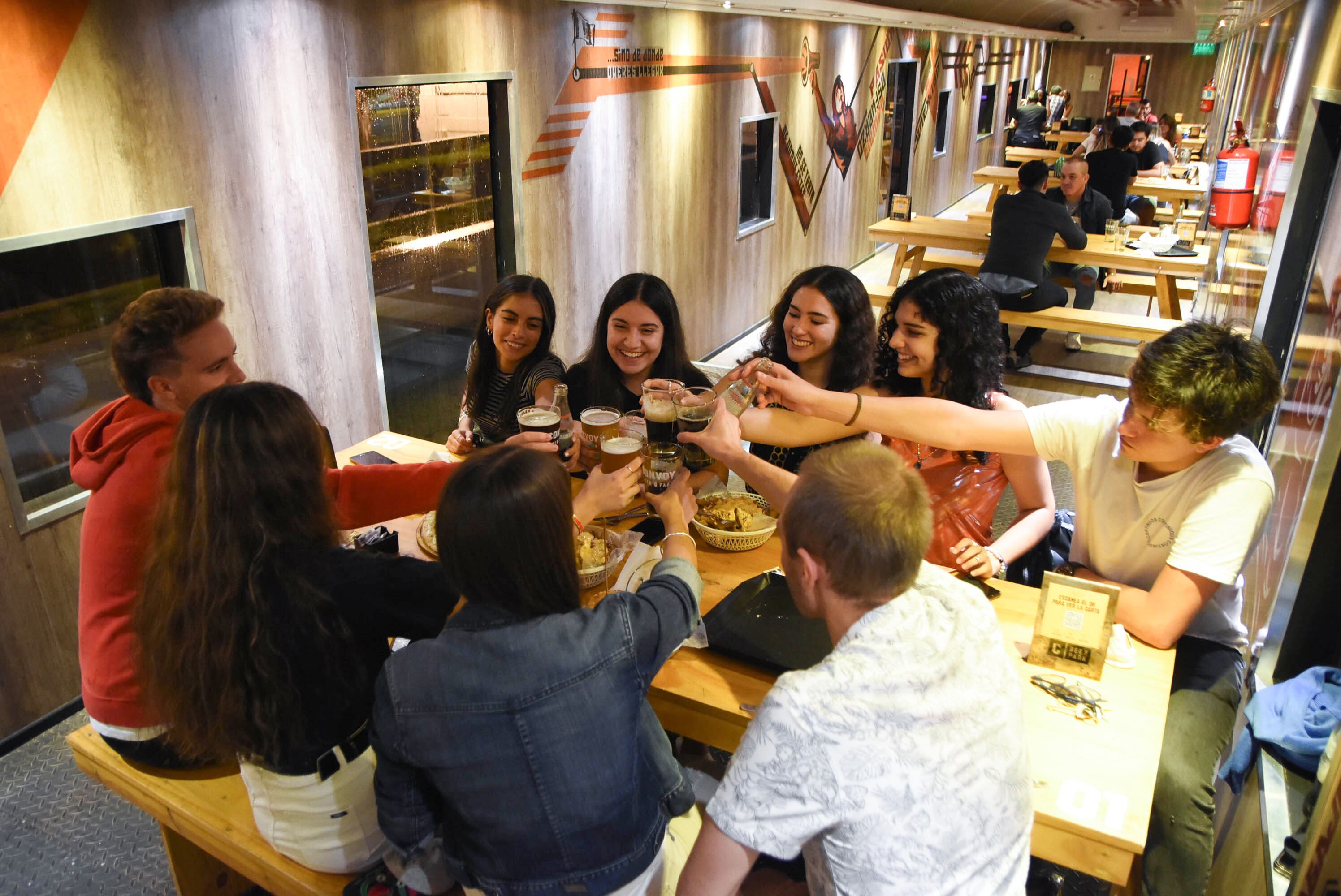 Refuncionalizan vagones de trenes y los acondicionan como restaurantes y bares. 
En la foto: Juan Francisco, Guadalupe, Amparo, Gabriel, Mateo, Lucía, Serena, Julieta y Guadalupe en el  Bar y restaurante Convoy, ubicado en el departamento de San Martin.