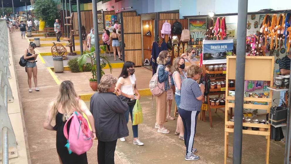 A pesar del flujo turístico en aumento, las tiendas de recuerdos de Iguazú no logran recuperar las ventas.