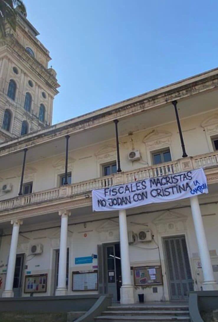 El mensaje escrito con aerosol ganó repercusión a partir de una foto publicada en Twitter.