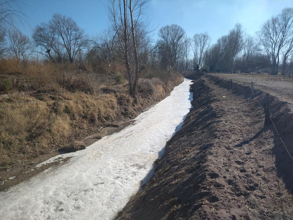 Arroyo congelado en San Carlos, Mendoza.