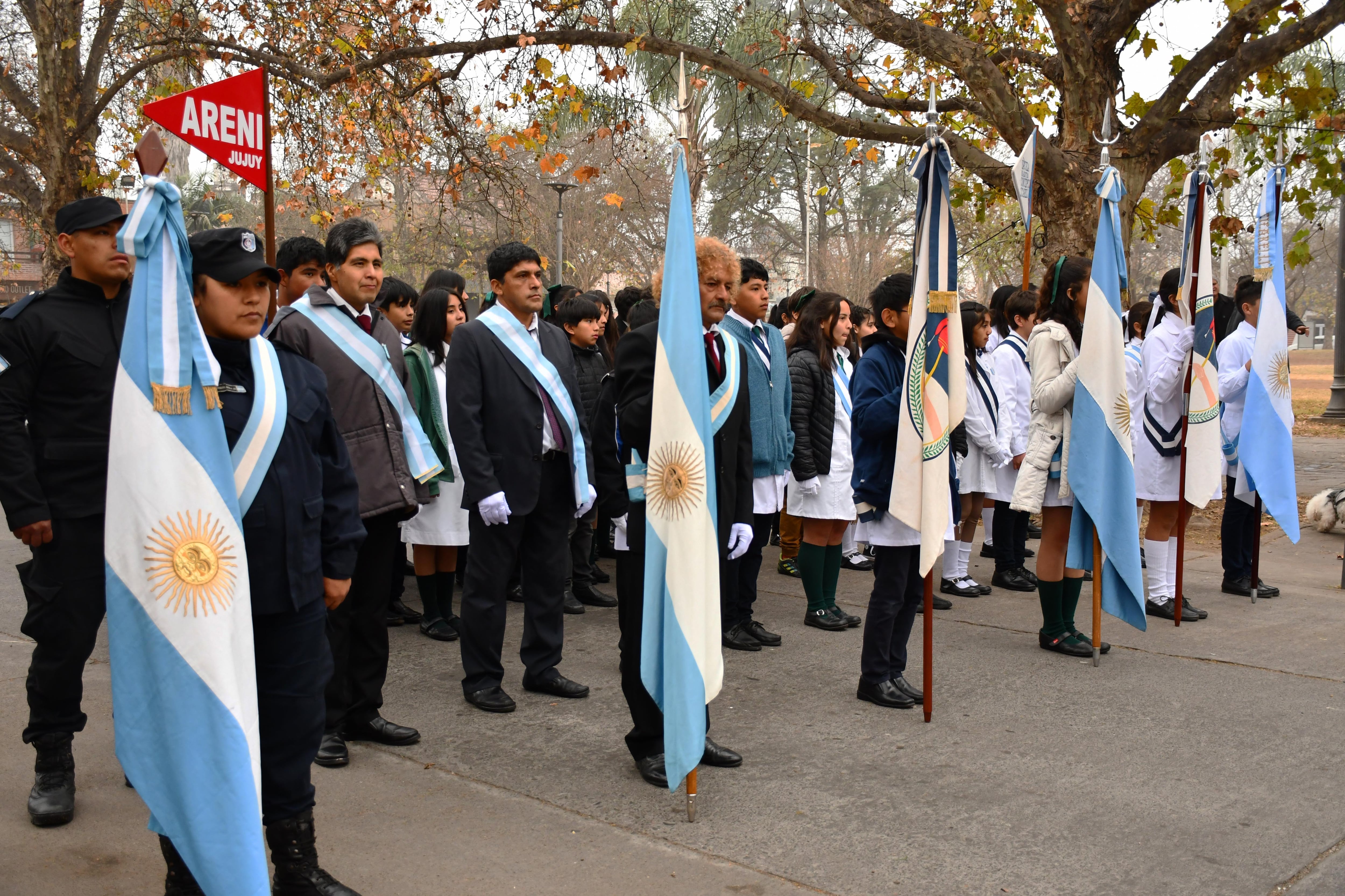 Abanderados y escoltas de instituciones educativas del barrio Ciudad de Nieva, en el acto con motivo del 463.er aniversario de la primera fundación de Jujuy.