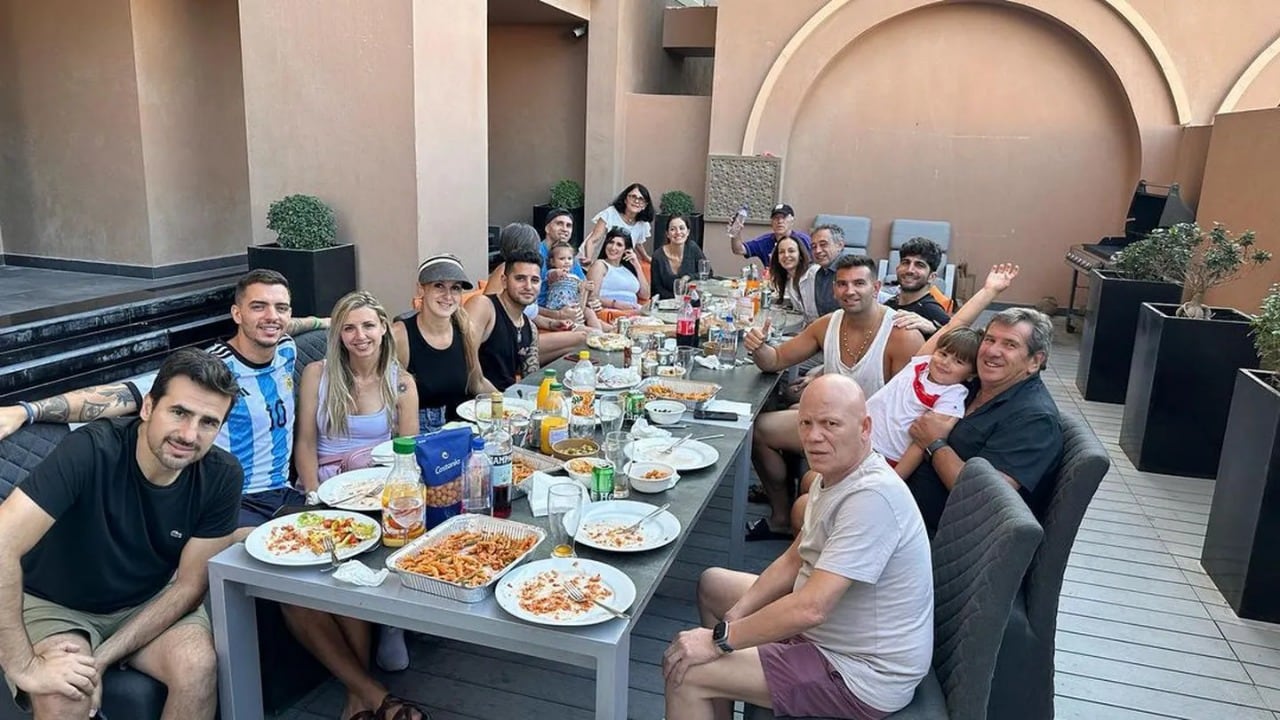 La banda del Dibu Martínez almorzando en Qatar