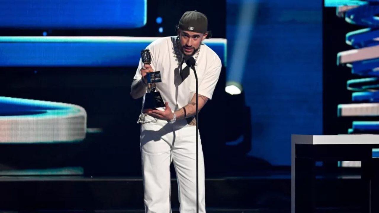 Insólito: Bad Bunny ganó un premio mientras se estaba cambiando y tuvo que salir a recibirlo sin vestirse