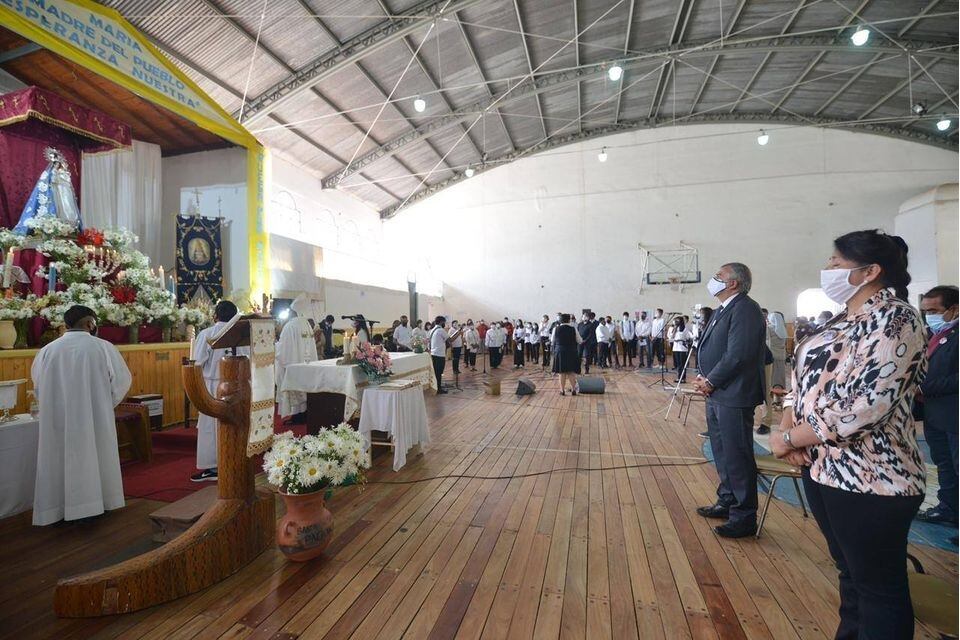 La intendente Paniagua (derecha) resaltó el trabajo coordinado con la Prelatura "para poder festejar el día de la Virgen de la Candelaria, respetando el protocolo de bioseguridad establecido".