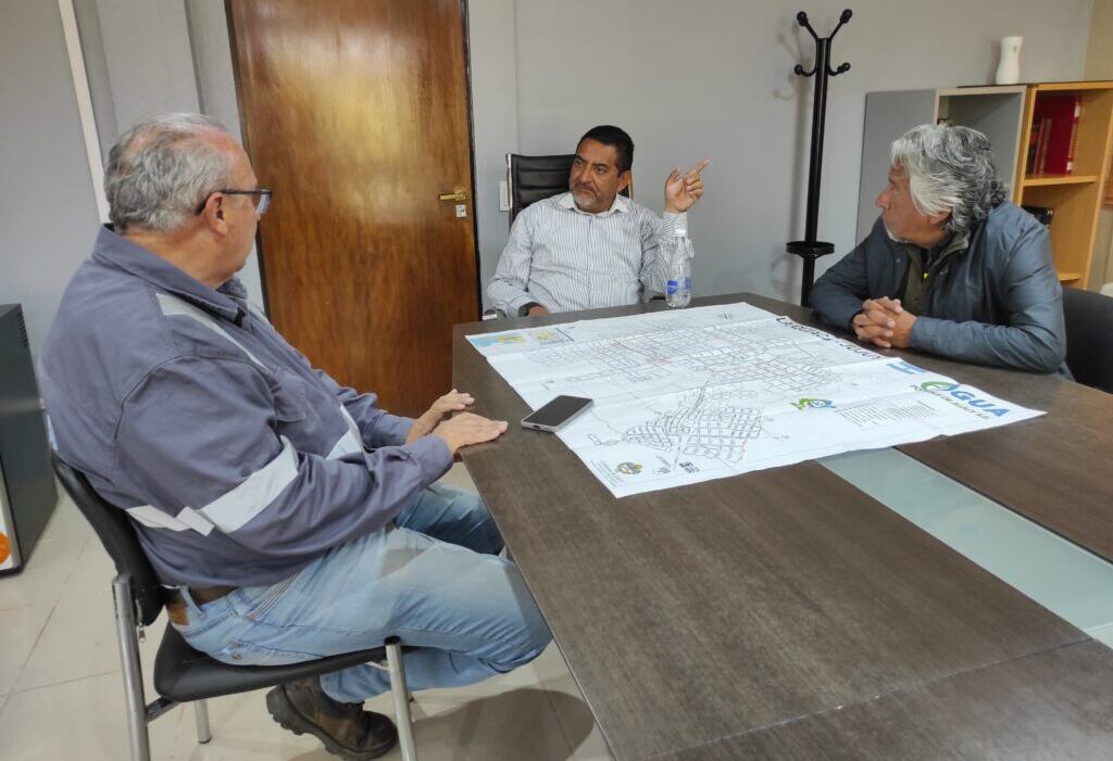 En su visita a La Quiaca, el presidente de Agua Potable de Jujuy, Juan Carlos García (izq.), informó a las autoridades locales acerca de los proyectos que, junto a la Dirección de Recursos Hídricos, se concretará en la ciudad fronteriza.