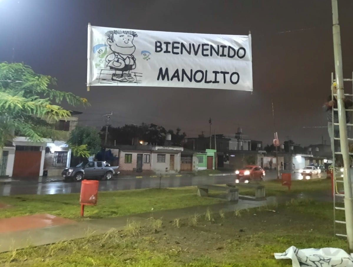 Este fin de semana se develó el enigma para el vecindario del barrio Alto Comedero: llegaron las nuevas esculturas de Manolito y Susanita.