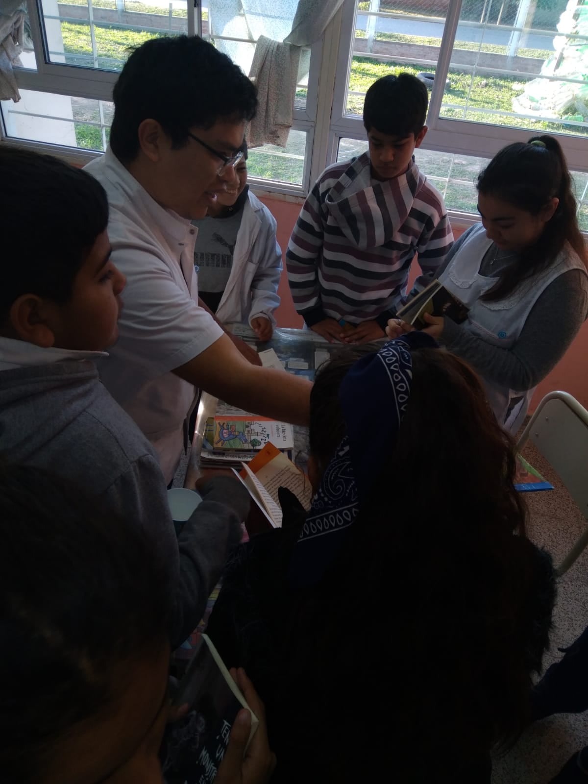 Marcos junto a sus alumnos en la escuela.