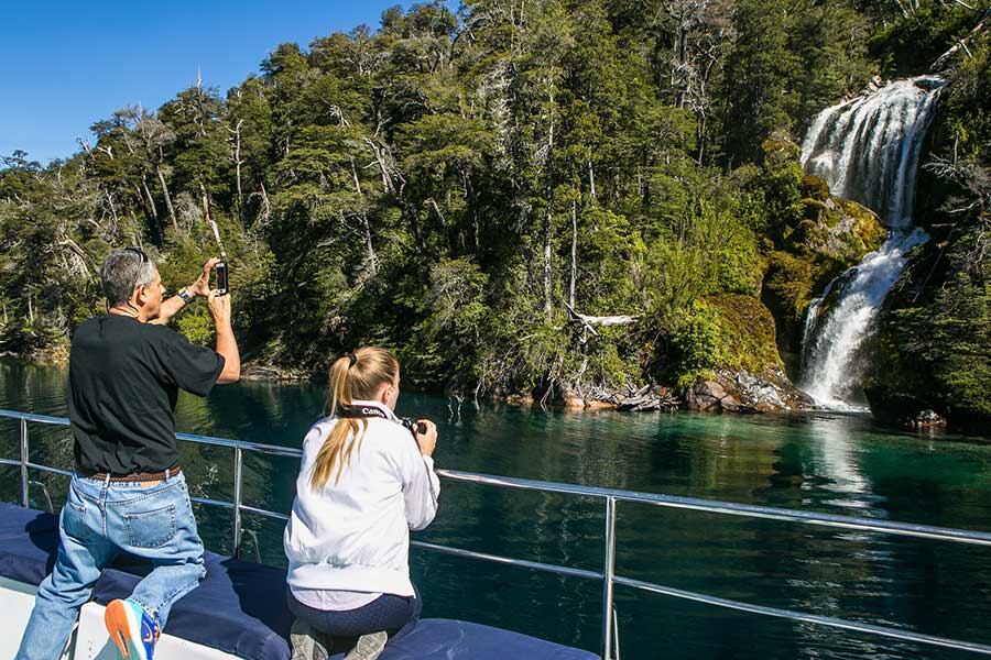 Los turistas aprovechan la excursión por el Brazo Tristeza, en Bariloche para tomar fotos a los paisajes y llevarlos de recuerdo.