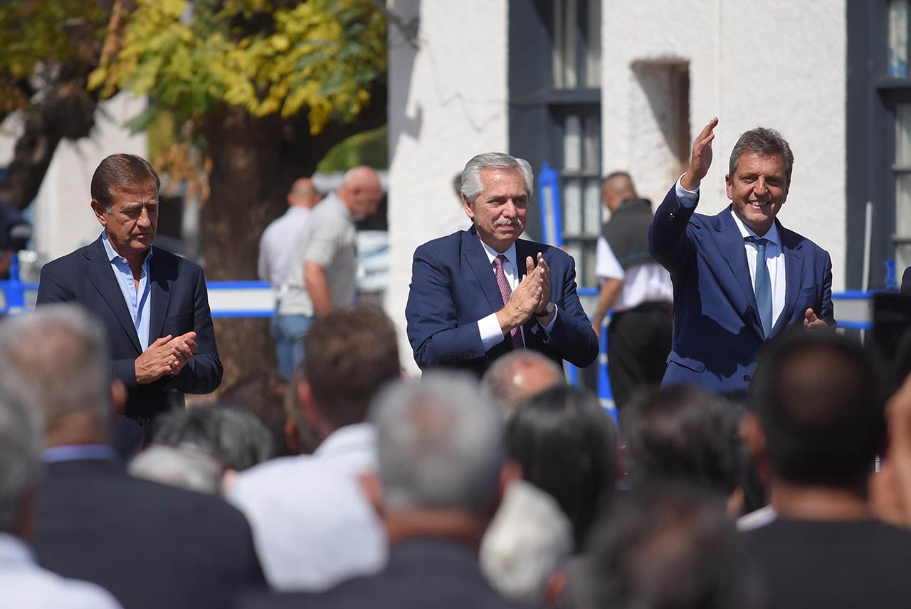 El presidente de la Nación Alberto Fernández junto al ministro de economía y el gobernador Rodolfo Suárez estuvieron presentes en la segunda llegada del tren de pasajeros a Palmira
Foto: Claudio Gutiérrez Los Andes