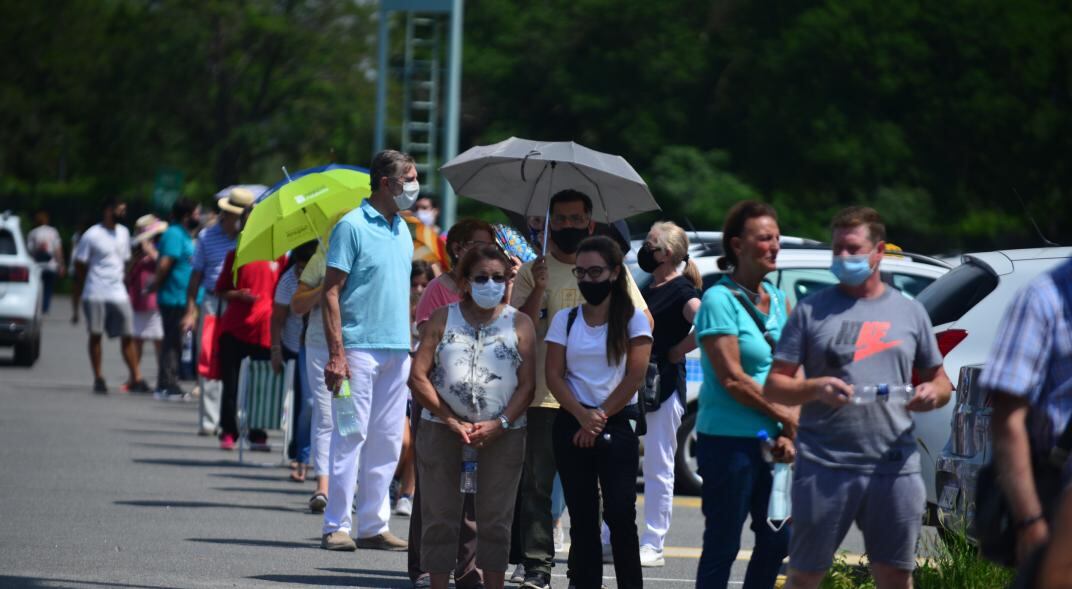 Algunas personas se presentaron a vacunarse sin turno. (Fotos: José Hernández)