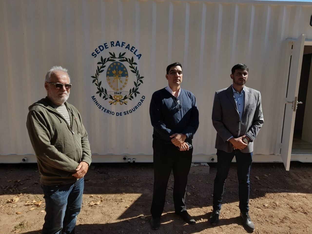 Recorrida de funcionarios por las instalaciones donde estará la Escuela Regional de Policía de Rafaela