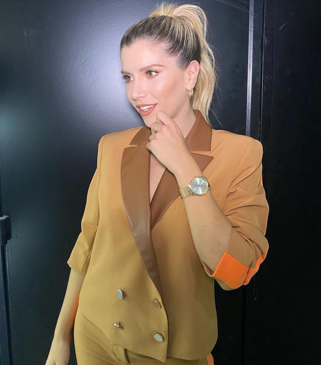 Laurita Fernández sorprendió con un "total brown" formal.