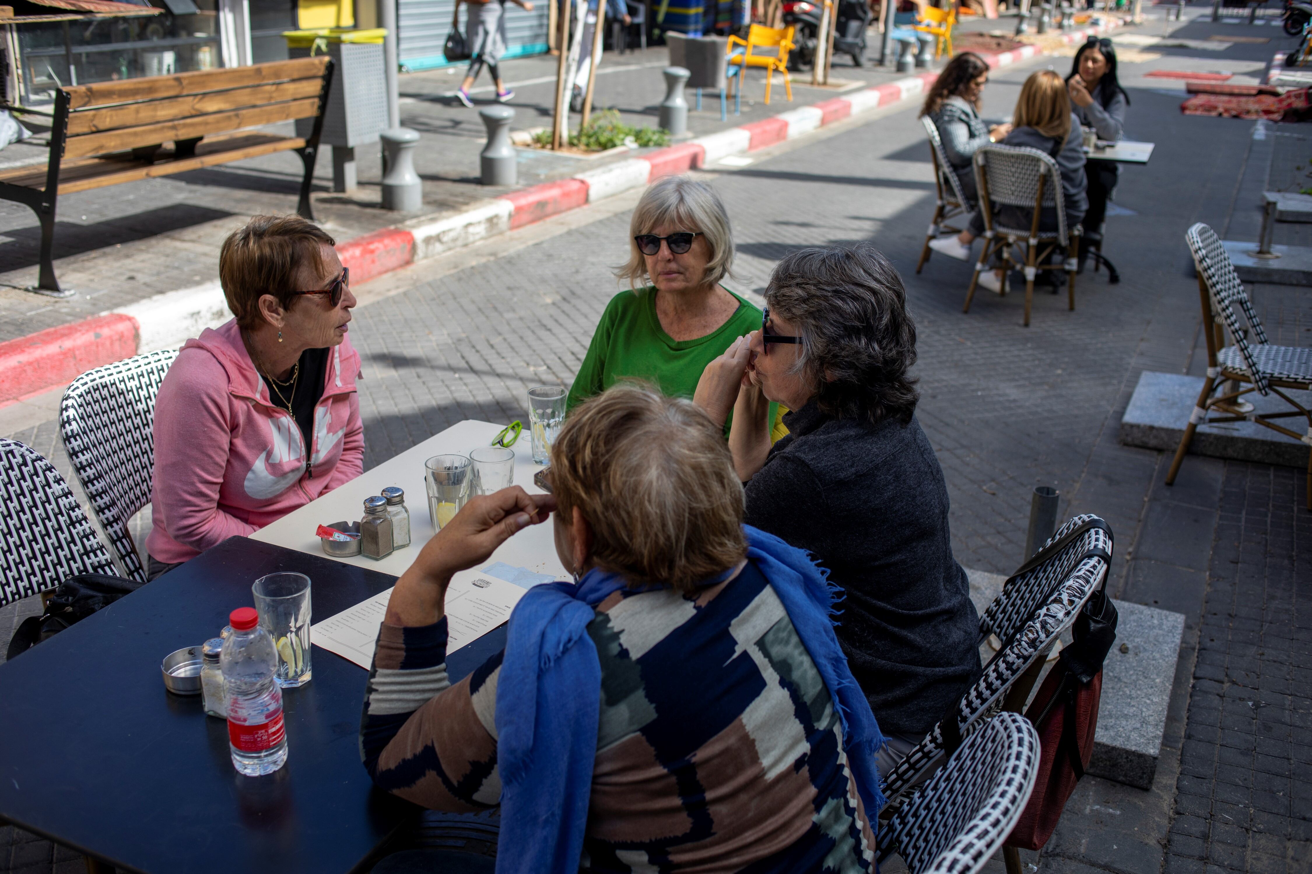 Turistas en un restaurante en Israel. Foto: AP