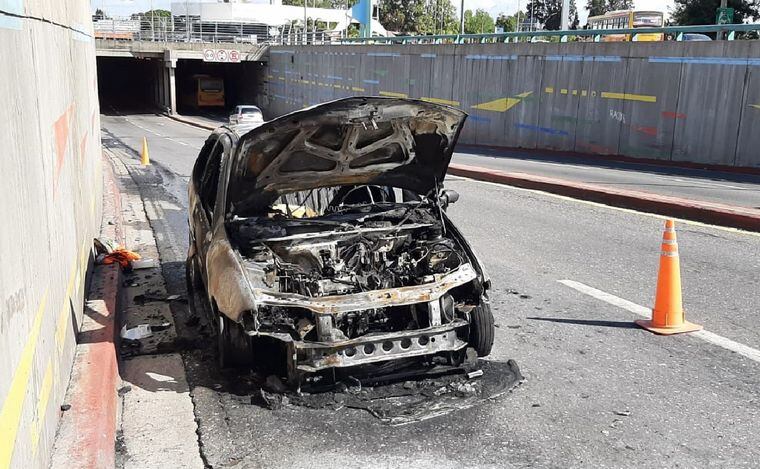 Un Fiat Palio se redujo a cenizas este sábado en Córdoba.