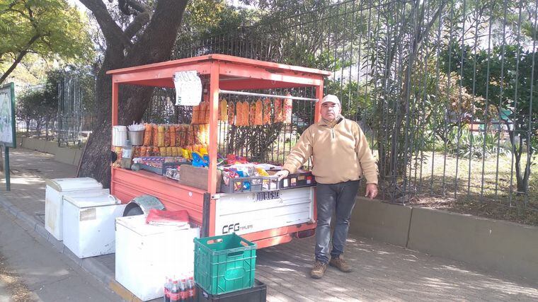 El hombre devolvió la billetera a María.