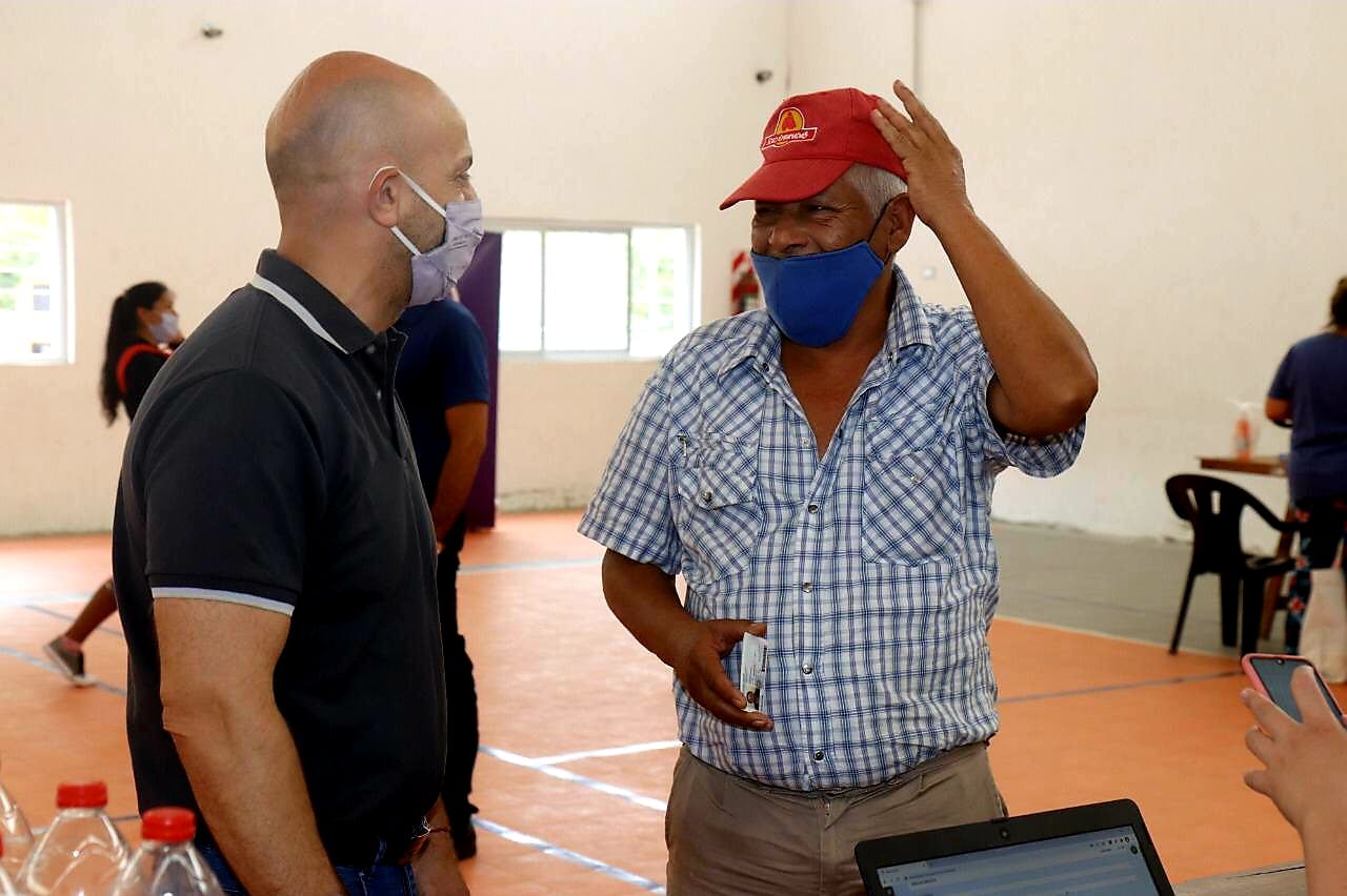 El intendente Daniel Gómez Gesteira participando de la última entrega realizada el viernes pasado en el distrito oeste de Carlos Paz.