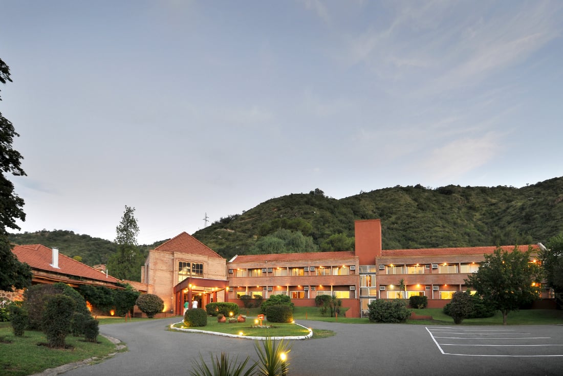 Un casco histórico, diseño y tecnología de vanguardia. Un entorno soñado, en las sierras cordobesas. Todos esos atributos confluyen en Pinares del Cerro Resort & Suites. (Foto: Pinares Panorama)