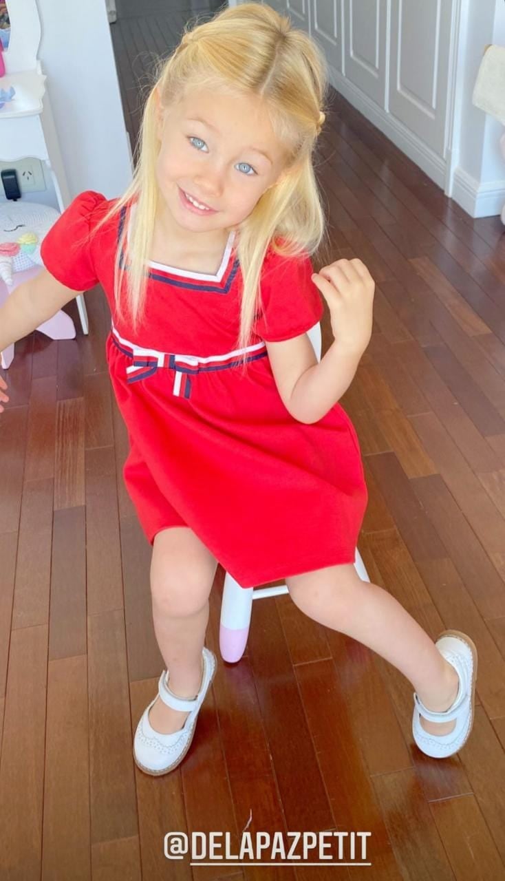 Matilda, la hija de Luciana Salazar, lució un vestido rojo.