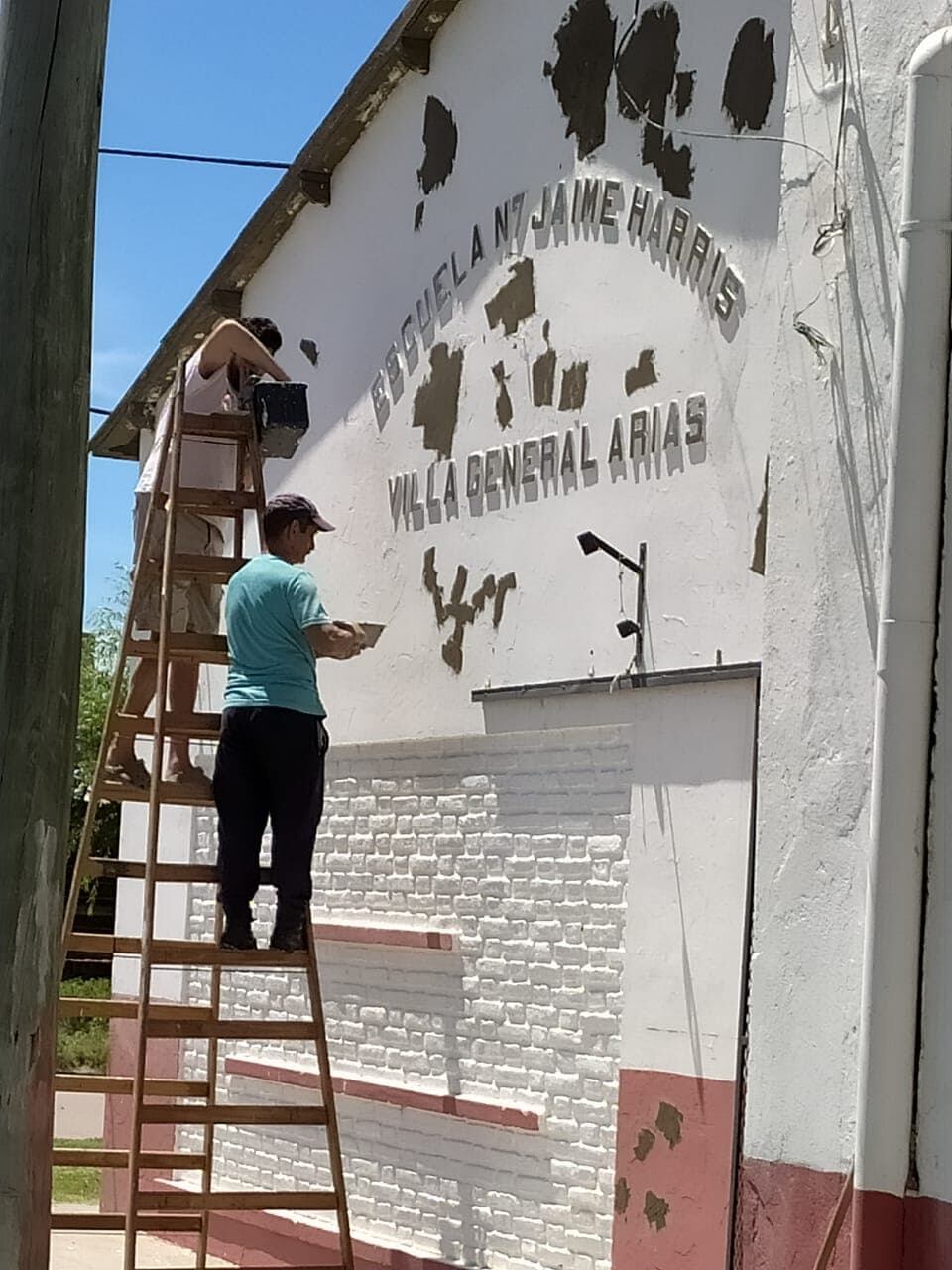 Juntaron dinero propio y pintaron su escuela