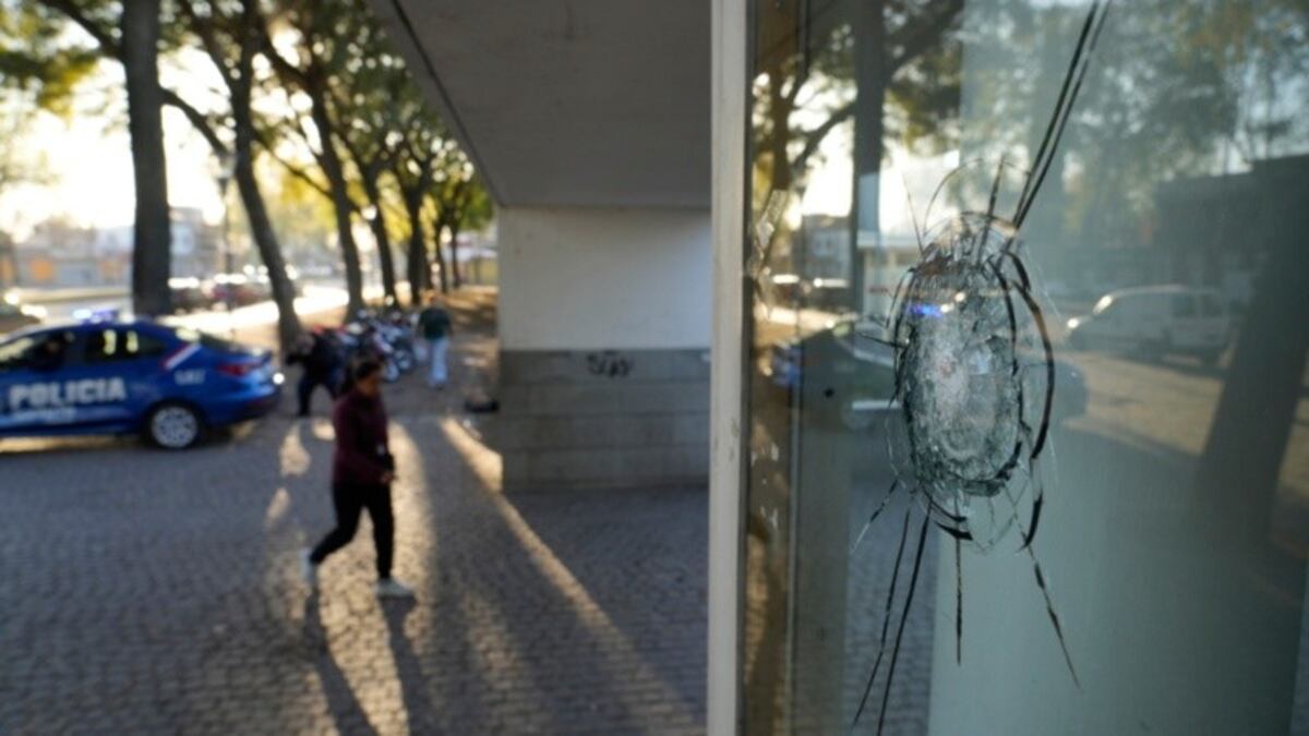 Rosario: balearon el edificio del Distrito Sur y dejaron una nota para “Guille” Cantero, líder de Los Monos