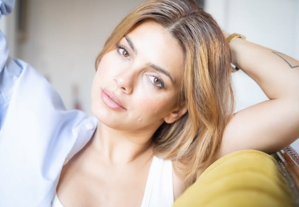 Desde la playa, Natalie Pérez presumió su figura con una microbikini verde