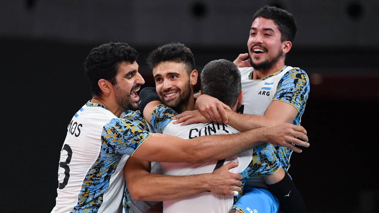 Sebastián Solé abraza a sus compañeros durante el partido entre la selección argentina de vóley e Italia en los Juegos Olímpicos de Tokio.