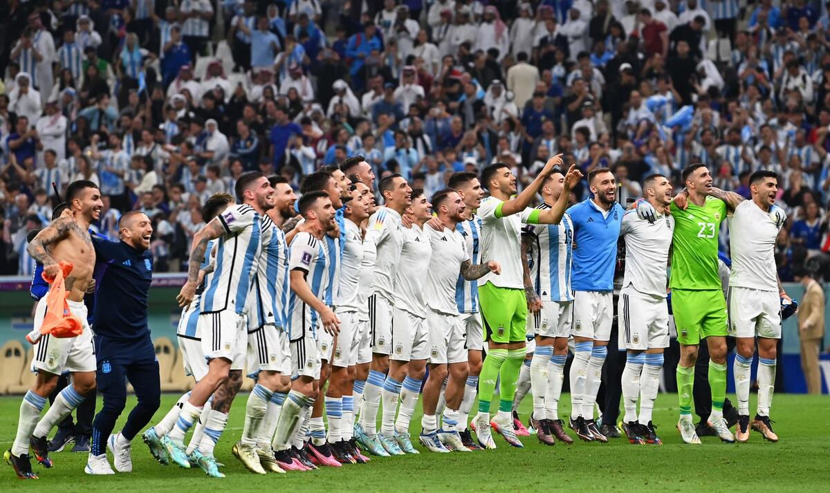 Un festejo que emocionó a todos: cómo fue el abrazo tras la victoria ante Croacia de Messi y Scaloni